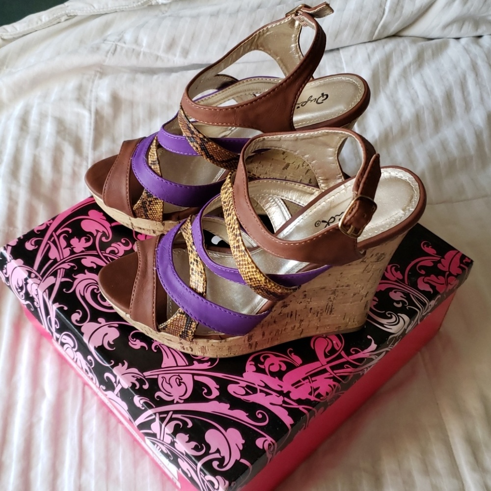 Qupid brown/multi color wedges
